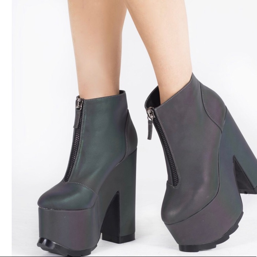 Reflective heels with box